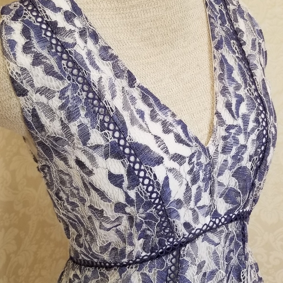 JUST... TAYLOR LACE DRESS - Picture 2 of 8